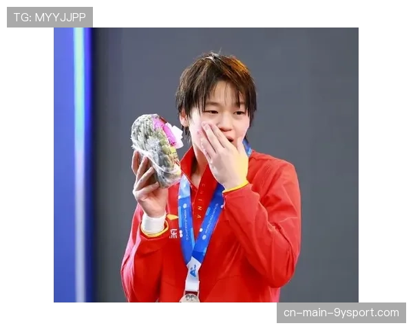 全红婵笑看镜头状态不错，全红婵全